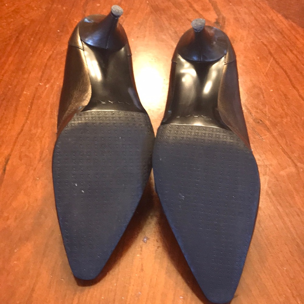 Tahari One Inch Heel - Picture 3 of 5